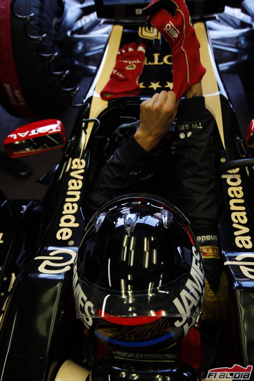 Kimi Ráikkönen se pone los guantes y se prepara para salir a pista