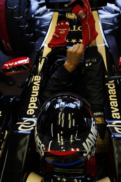 Kimi Ráikkönen se pone los guantes y se prepara para salir a pista