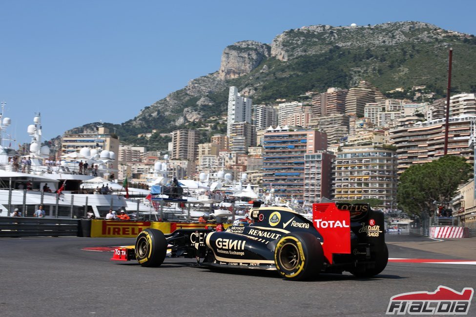 Kimi Räikkönen coge una curva en el circuito de Mónaco