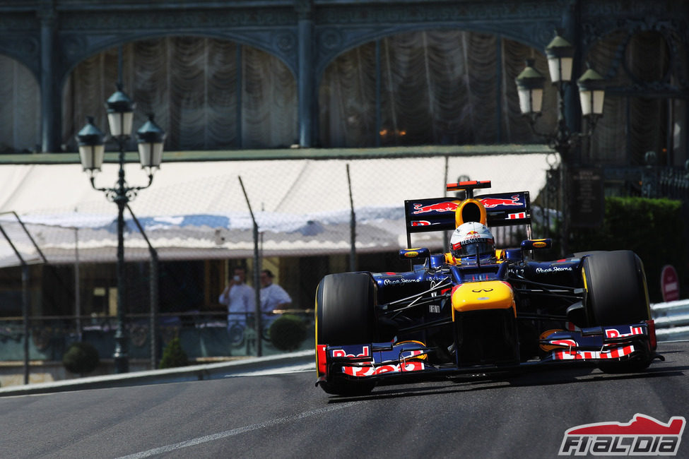 Sebastian Vettel rueda sobre el asfalto monegasco
