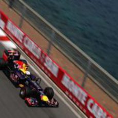 Sebastian Vettel pasa junto al mar de Mónaco