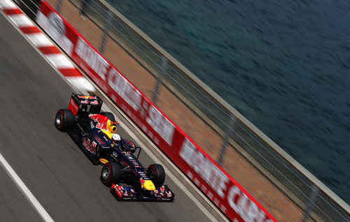 Sebastian Vettel pasa junto al mar de Mónaco