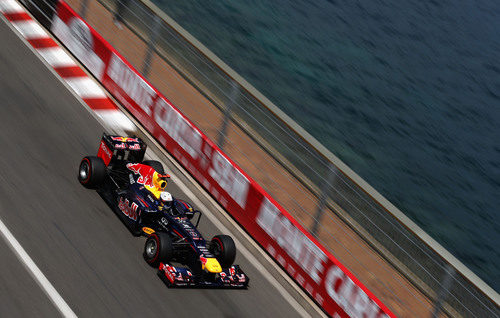 Sebastian Vettel pasa junto al mar de Mónaco
