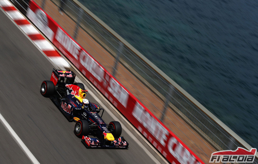Sebastian Vettel pasa junto al mar de Mónaco
