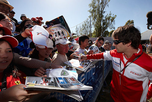 Glock firma autografos a sus aficionados