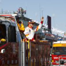 Alonso en un coche de bomberos