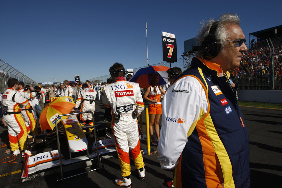 Briatore junto al monoplaza de Alonso