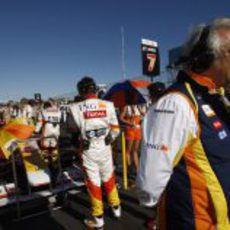 Briatore junto al monoplaza de Alonso