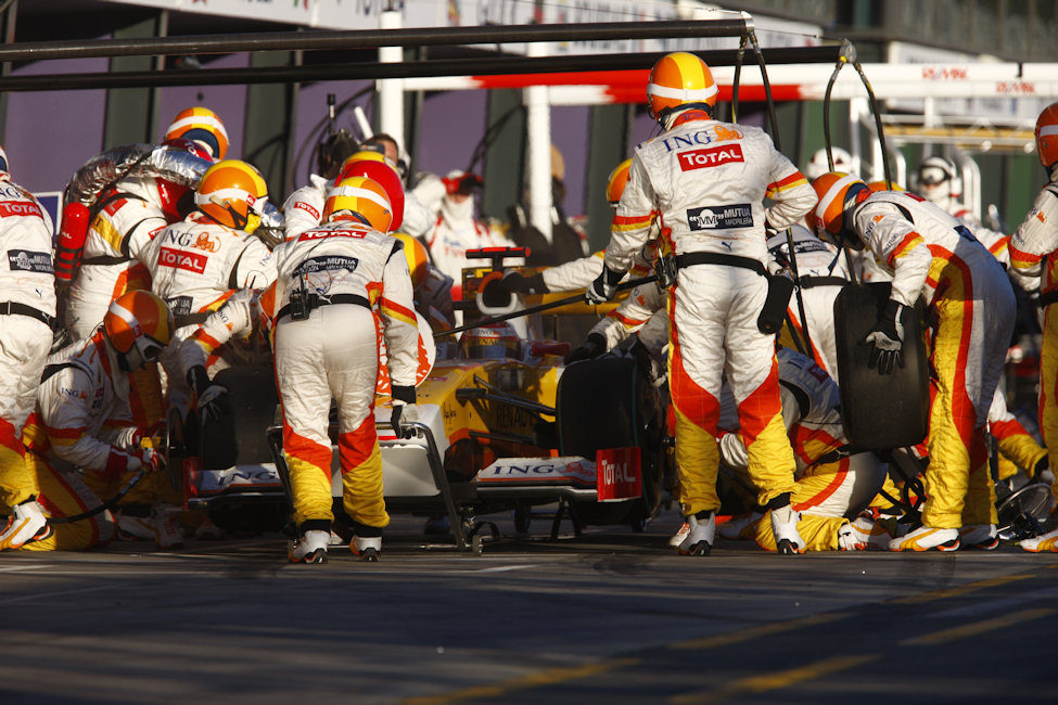 Alonso hace una parada en boxes