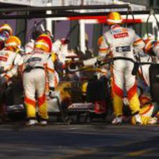 Alonso hace una parada en boxes