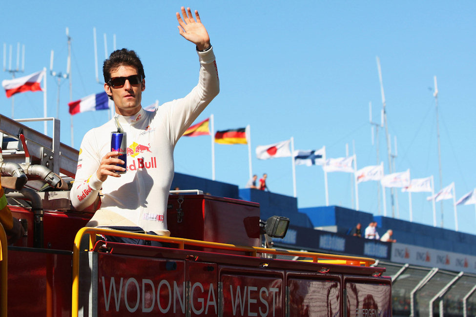 Webber saluda desde un camión de bomberos