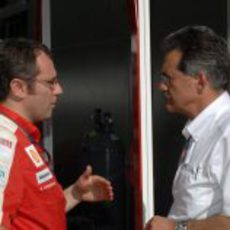 Domenicali y Theissen charlan antes de la carrera