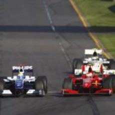 Rosberg pugna con Räikkönen en el GP de Australia 2009