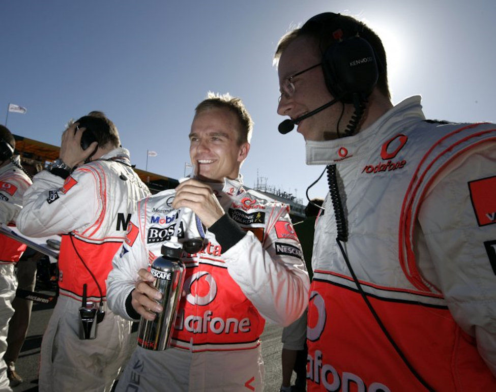 Kovalainen bromea con su ingeniero