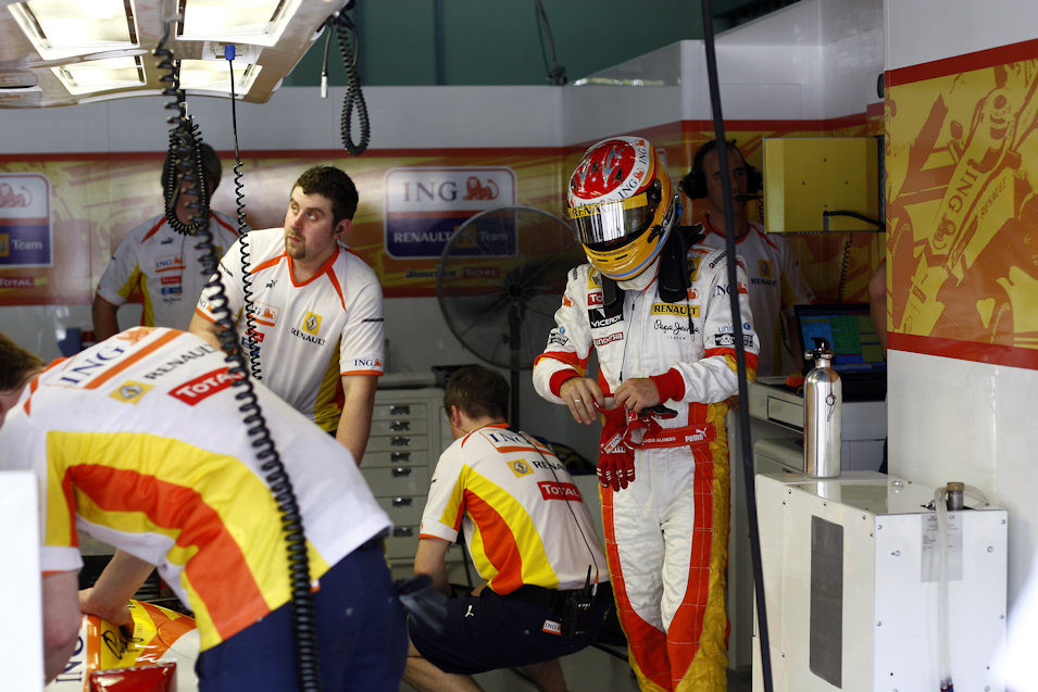 Alonso a punto de subirse al Renault
