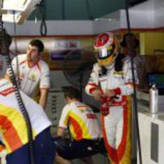 Alonso a punto de subirse al Renault