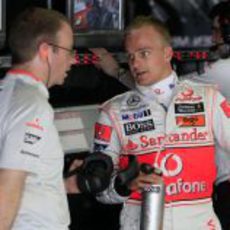 Kovalainen charla con un ingeniero