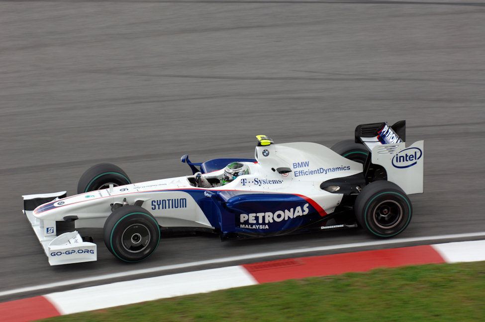 Heidfeld con su casco verde