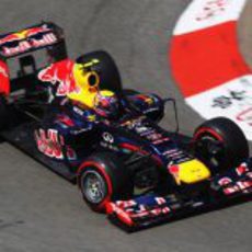 Mark Webber coge una curva en el circuito de Mónaco