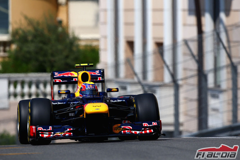 Mark Webber rueda durante los entrenamientos de Mónaco