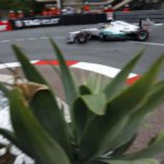 Nico Rosberg toma una curva en Mónaco