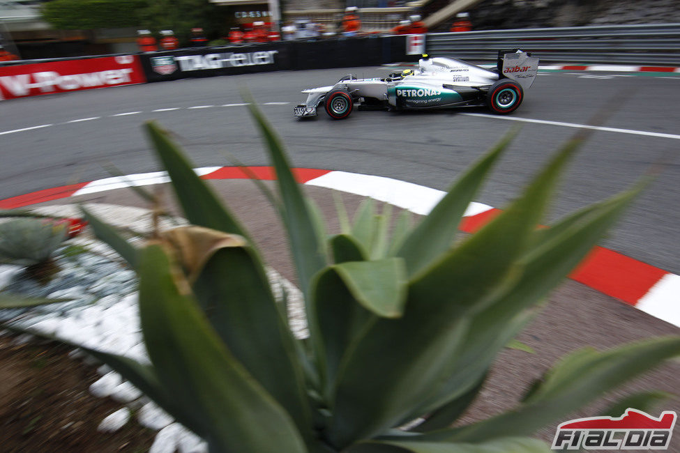 Nico Rosberg toma una curva en Mónaco