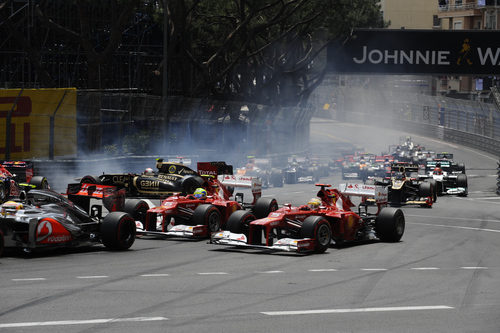 Fernando Alonso adelanta por fuera en la primera curva