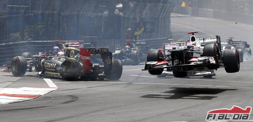 Grosjean y Kobayashi con problemas en la salida del GP de Mónaco 2012