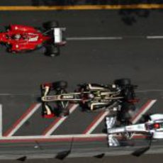 Toque entre Grosjean y Schumacher en la salida del GP de Mónaco 2012