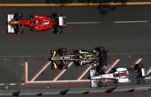 Toque entre Grosjean y Schumacher en la salida del GP de Mónaco 2012