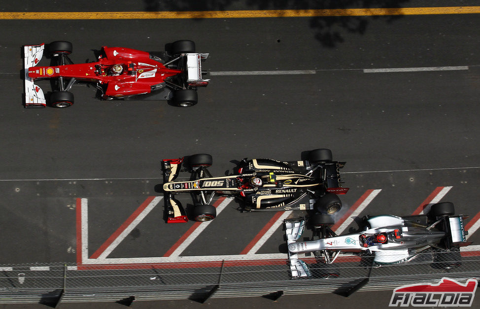 Toque entre Grosjean y Schumacher en la salida del GP de Mónaco 2012