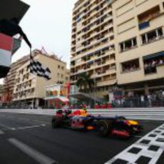 Mark Webber cruza la meta en primera posición en Montecarlo