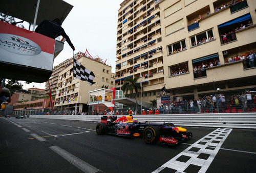 Mark Webber cruza la meta en primera posición en Montecarlo