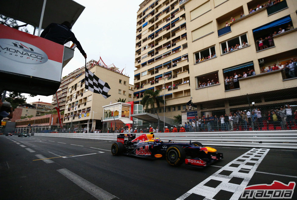 Mark Webber cruza la meta en primera posición en Montecarlo