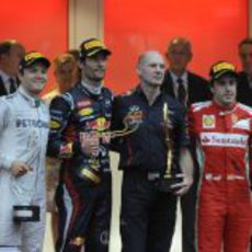 Nico Rosberg, Mark Webber, Adrian Newey y Fernando Alonso en el podio de Mónaco 2012