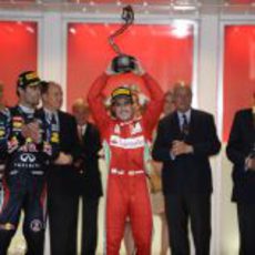 Fernando Alonso levanta su trofeo en Mónaco 2012