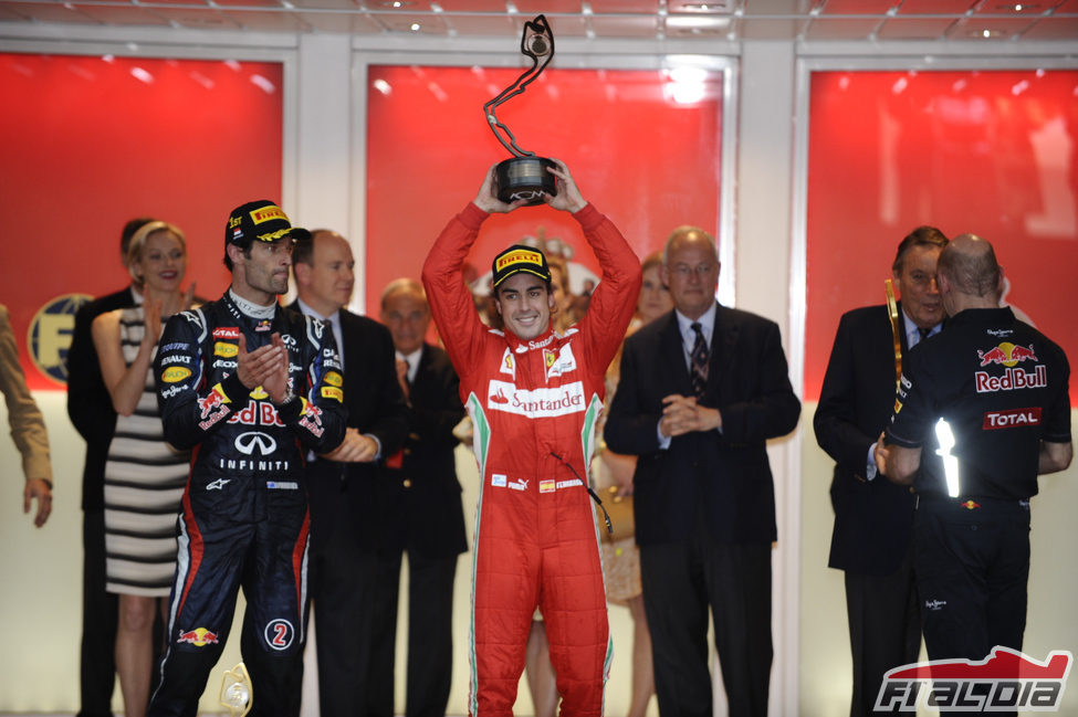 Fernando Alonso levanta su trofeo en Mónaco 2012