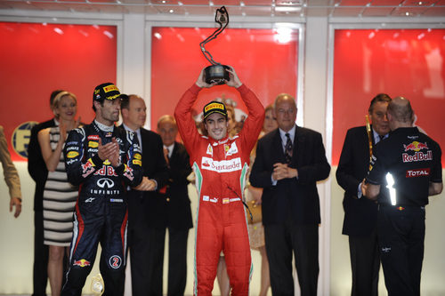 Fernando Alonso levanta su trofeo en Mónaco 2012