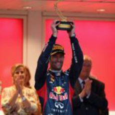 Mark Webber levanta su trofeo en Mónaco 2012