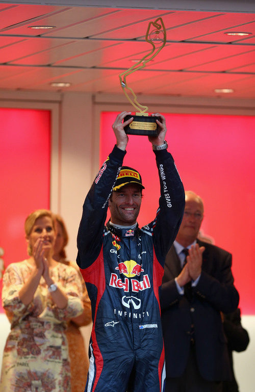 Mark Webber levanta su trofeo en Mónaco 2012