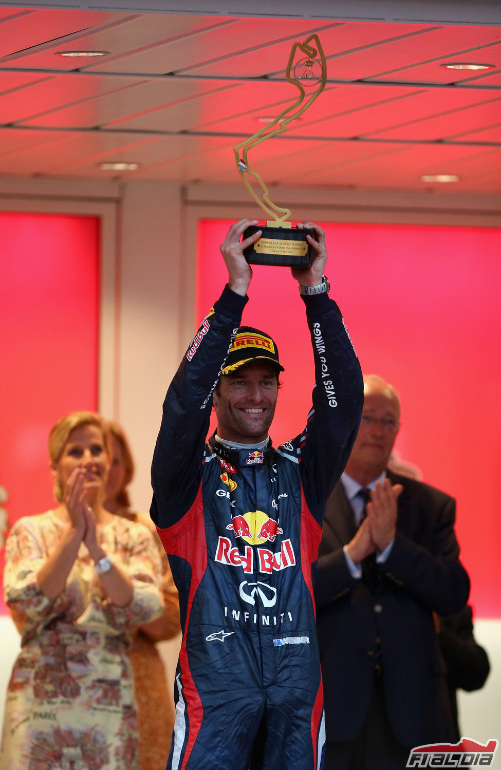 Mark Webber levanta su trofeo en Mónaco 2012