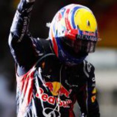 Mark Webber levanta el puño en señal de victoria
