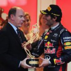 Webber recibe su trofeo de manos del Príncipe Alberto II de Mónaco