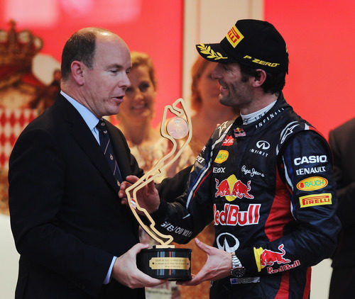 Webber recibe su trofeo de manos del Príncipe Alberto II de Mónaco