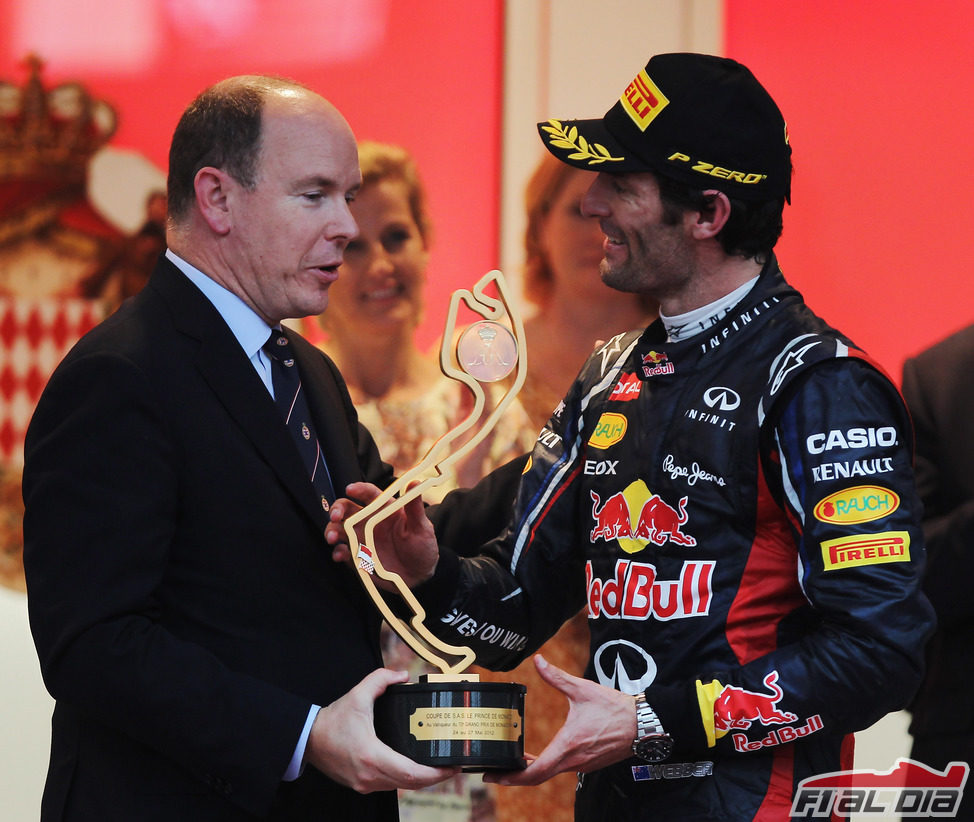 Webber recibe su trofeo de manos del Príncipe Alberto II de Mónaco