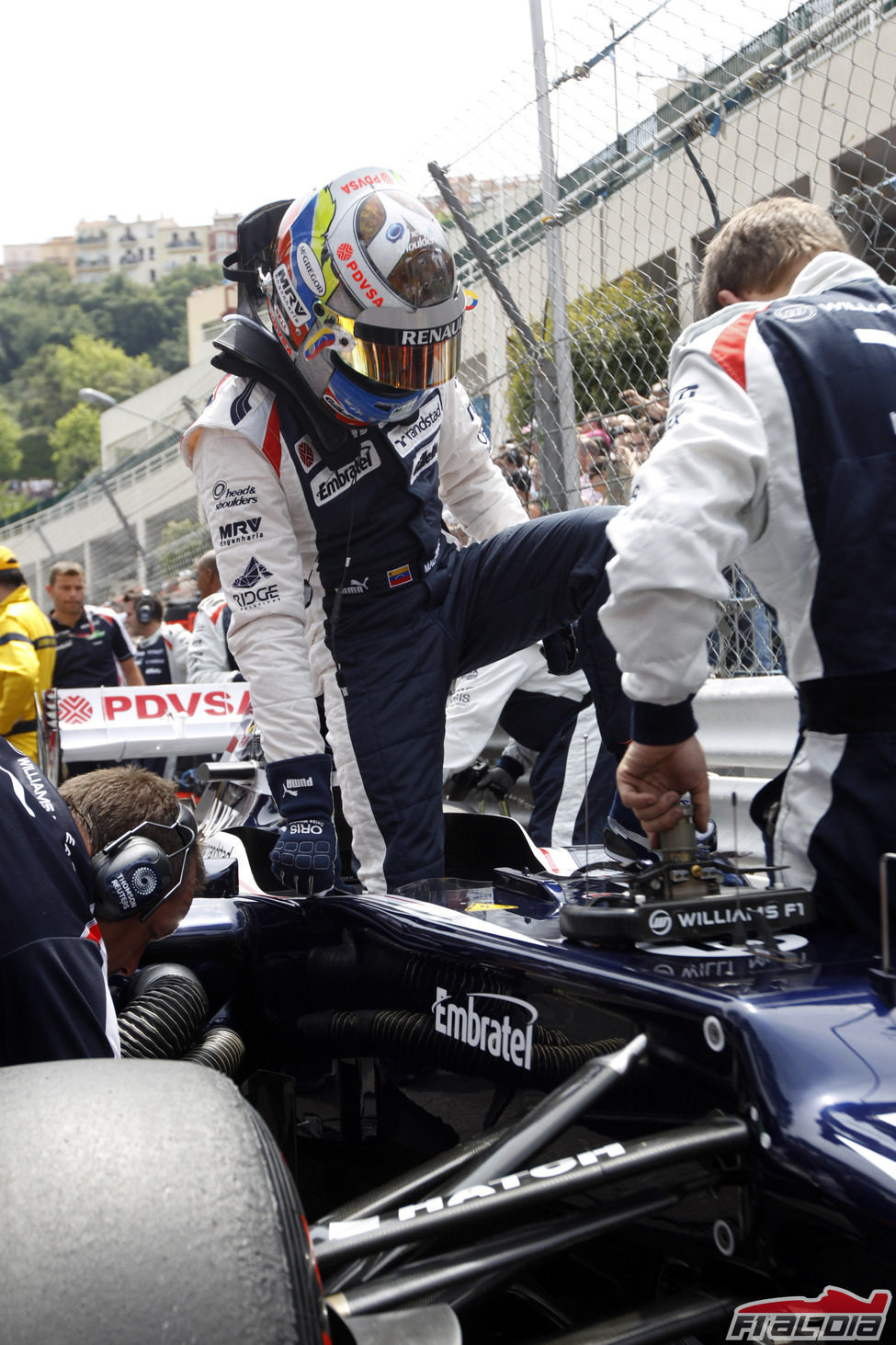 Pastor Maldonado se sube a su coche en Mónaco