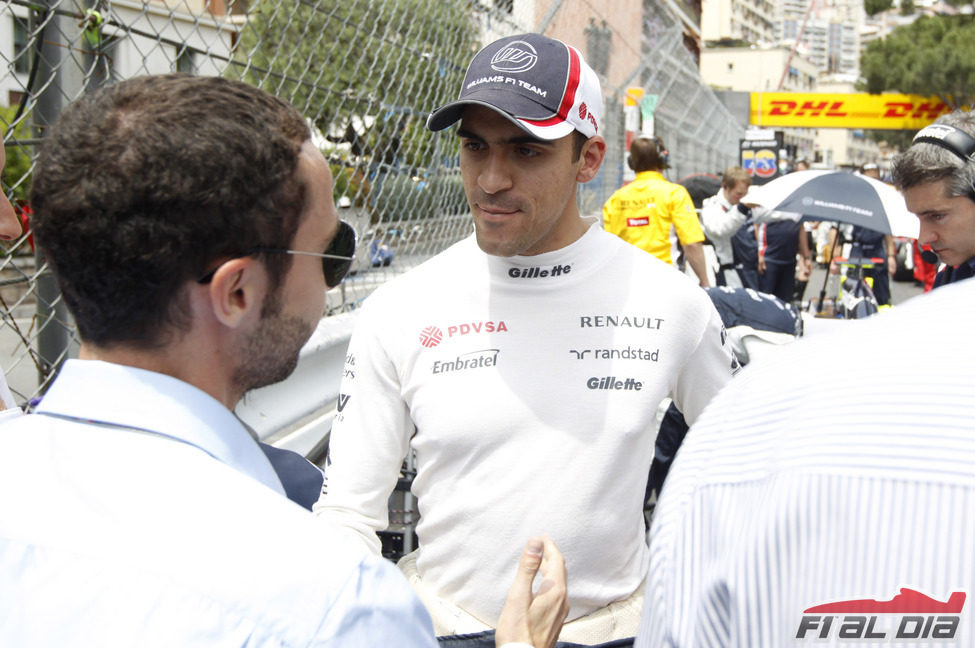 Pastor Maldonado charla con Nicolas Todt