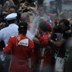 Fernando Alonso empapa a las cámaras en Mónaco