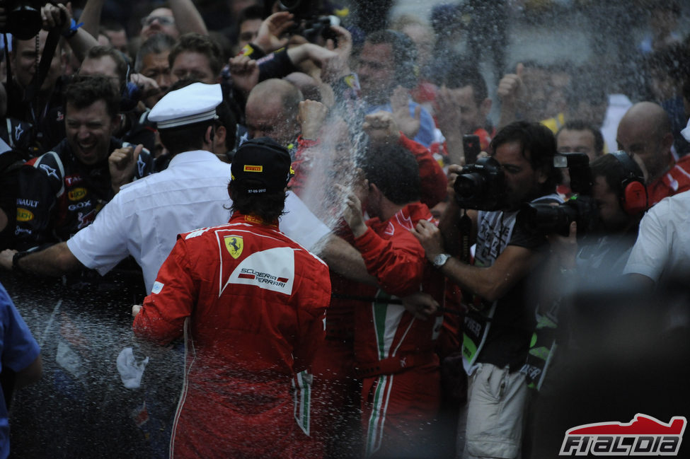 Fernando Alonso empapa a las cámaras en Mónaco