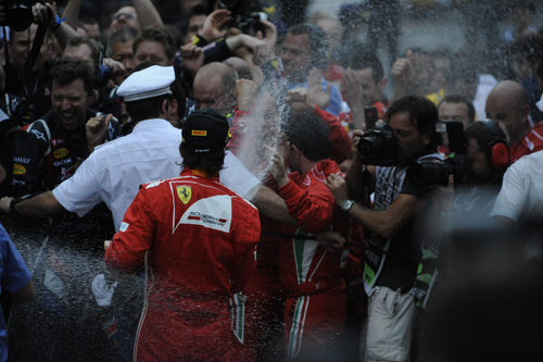 Fernando Alonso empapa a las cámaras en Mónaco